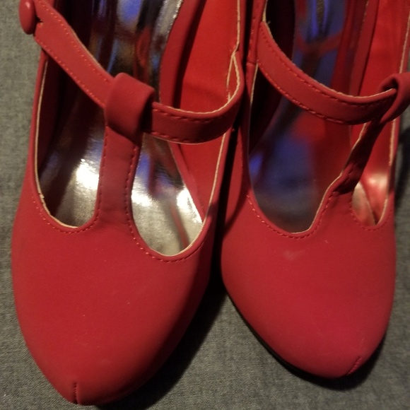 Red Heels - Picture 2 of 4